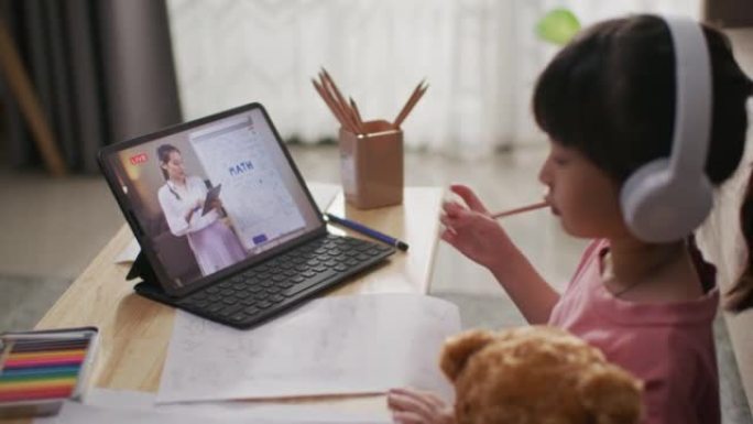亚洲女儿在家参加在线课程