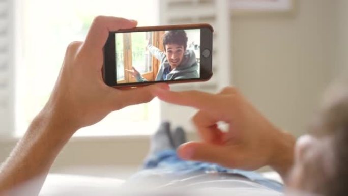 一个无法识别的男子使用智能手机进行视频通话的4k视频片段