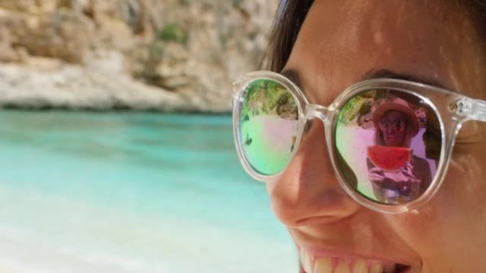 两名迷人的年轻女性站在意大利海滩上吃西瓜的4k视频片段