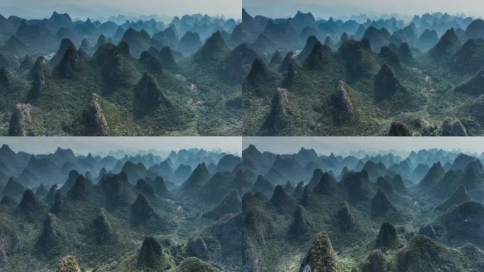 桂林的群山点缀着村庄和河流