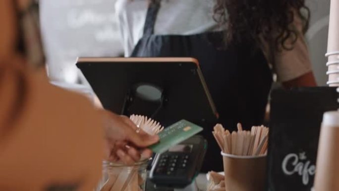 快乐咖啡师服务顾客使用信用卡非接触式支付在咖啡馆花钱买咖啡