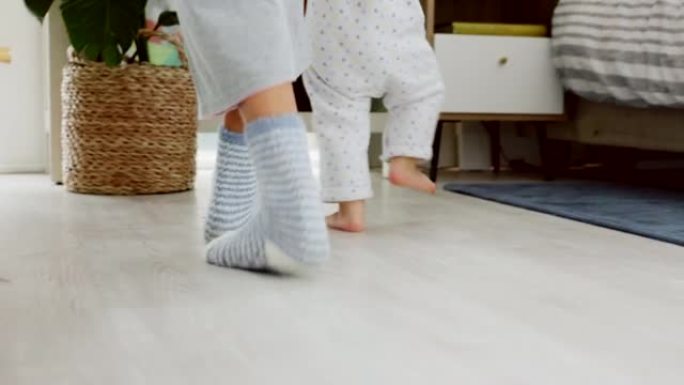 父母，婴儿和腿在家里的卧室地板上行走以促进发展，帮助或帮助。母亲或父亲帮助赤脚幼儿发展，学习或迈出第