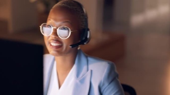呼叫中心，高五和激励与一名黑人女性顾问和同事在客户服务部门工作时退出。团队，联系我们，并与一位女性和