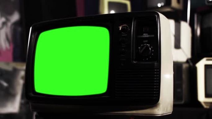 旧电视机打开带彩条的绿色屏幕。变成棕褐色的音调。4K。