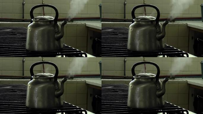 在燃气灶上用开水蒸水壶。特写。4k分辨率。