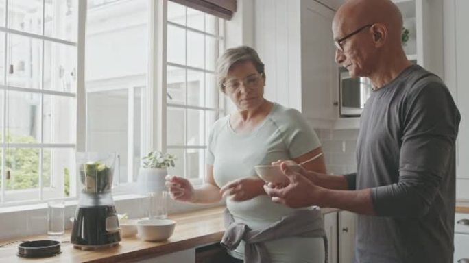 4k视频片段，一对老年夫妇在家里的厨房里做冰沙