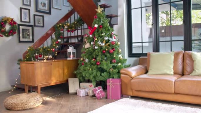 新年快乐，圣诞快乐，客厅装饰圣诞树，新年概念和圣诞节背景概念