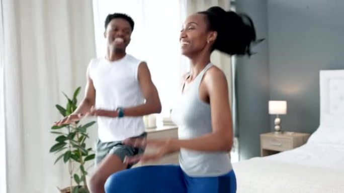 黑人夫妇，能量锻炼和室内卧室，用于锁定锻炼、训练或健康健身。微笑，快乐和激励男人和女人或男女朋友与家