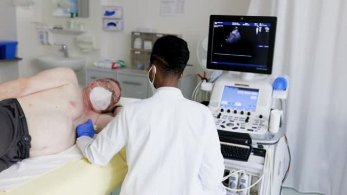 医生使用超声设备检查患者的心脏
