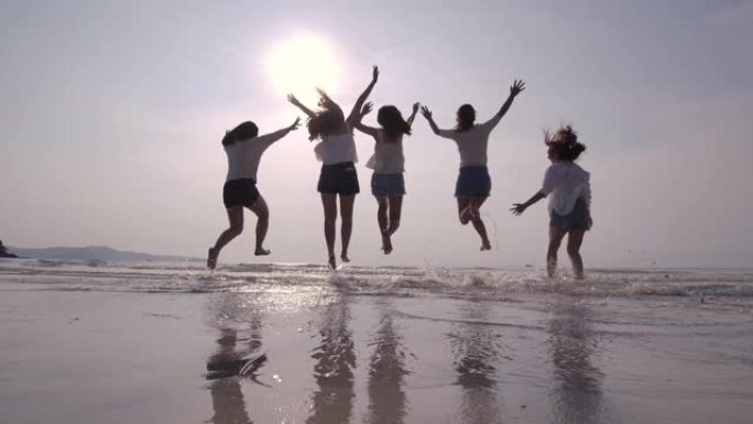 一群在海滩上奔跑的朋友女人