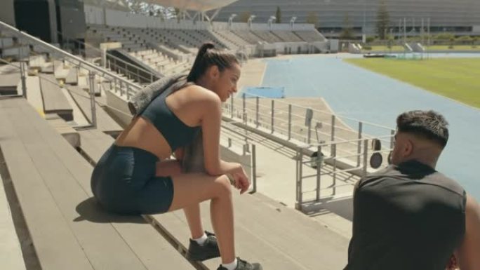 两名运动员在训练中休息时聊天的4k视频片段