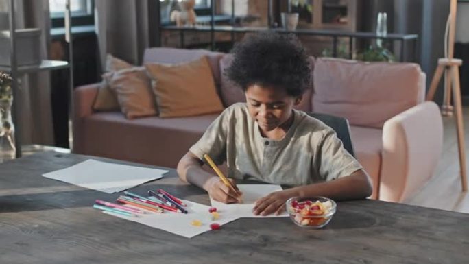 男孩在家画画绘画图画黑人