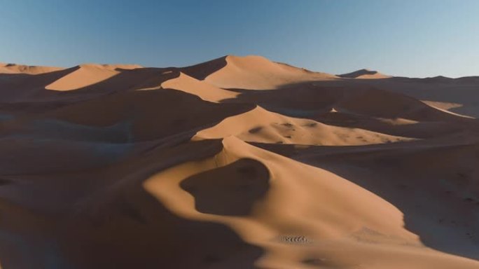 干旱。气候变化。气候紧急情况。全球变暖。纳米布沙漠无尽沙丘的壮观史诗般的空中飞行