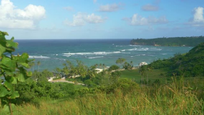 巴巴多斯一个旅游村庄的海滨房屋面对充满海浪的海洋