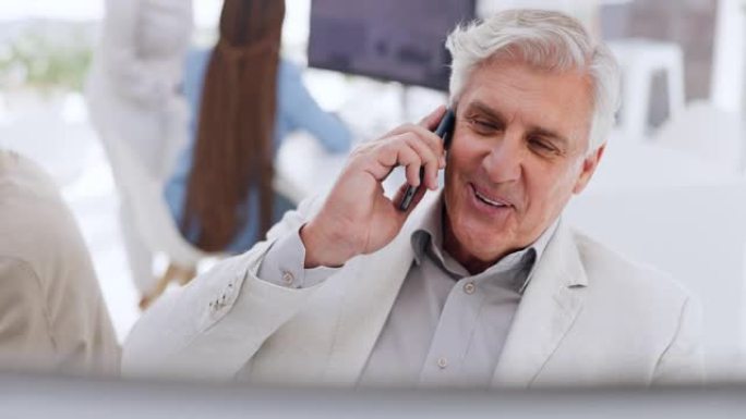 办公室、公司和高级商人在电脑上工作时一边打电话。技术、专业和老年经理在联合办公空间进行移动对话。