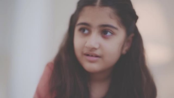 印度女孩外国人笑脸笑容小孩线上课程