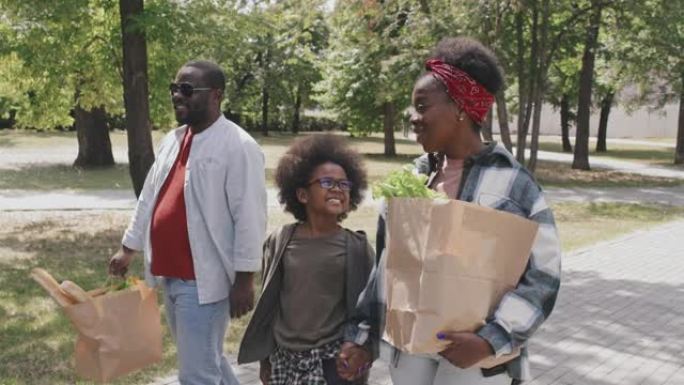 非裔美国人家庭在购物后散步