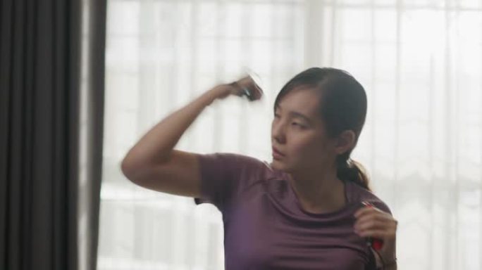 女人在家锻炼拳击视频游戏