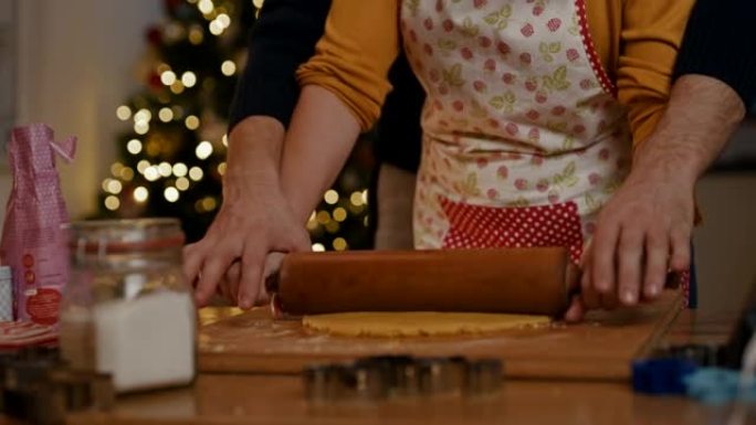 在厨房里浪漫的情侣和擀面团做饼干