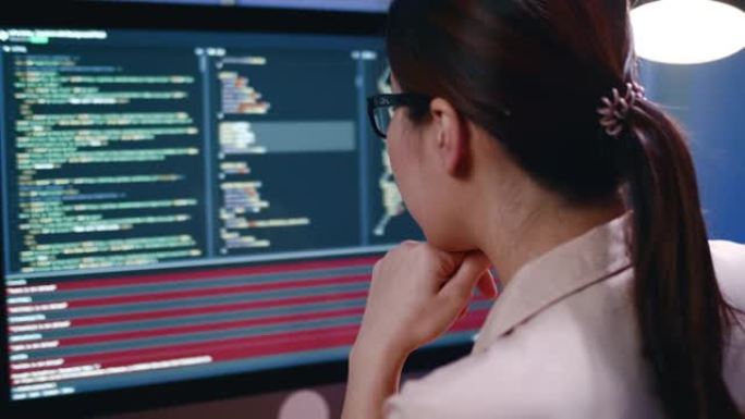 女人晚上检查代码用计算机语言输入计算机代码