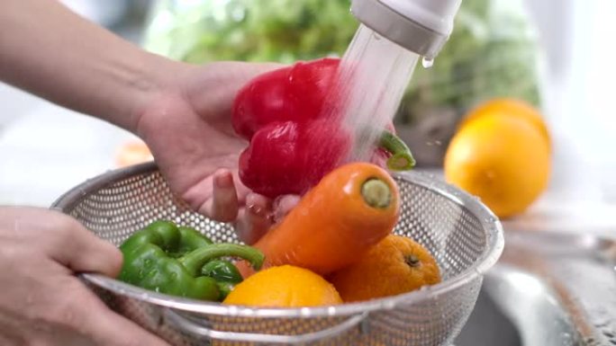 洗手水果关闭绿色果蔬彩椒素材特写镜头