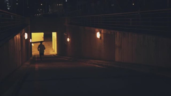 男子在城市慢跑城区街头街道