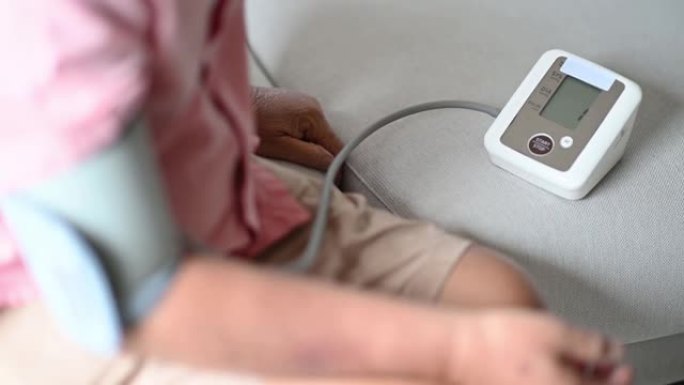 亚洲华裔高级成年男子检查血压监测