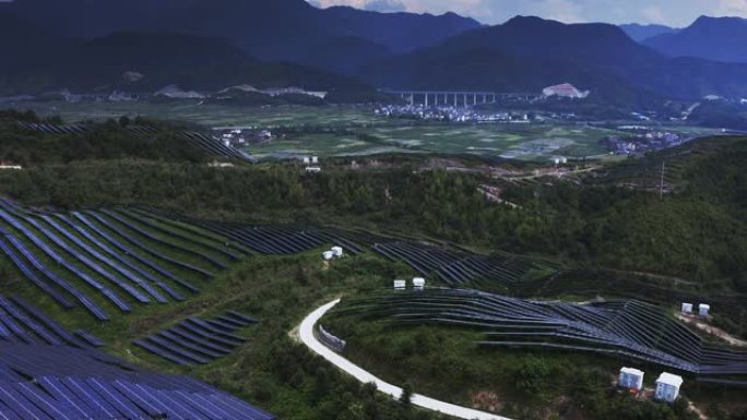 山地太阳能发电站的鸟瞰图