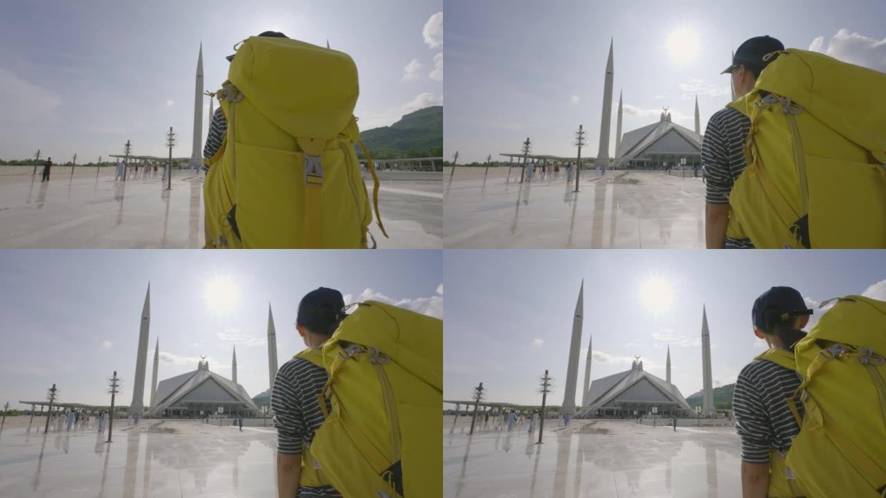 自由旅行者年轻女性背着黄色背包散步，看着旅游假期的令人惊叹的清真寺。种族多样化的旅行者概念。与阿尔法