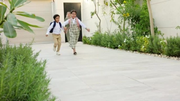 年轻的沙特兄弟姐妹从学校回家