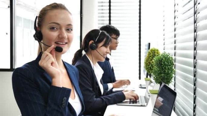 呼叫中心员工女性在办公室为客户提供专业支持
