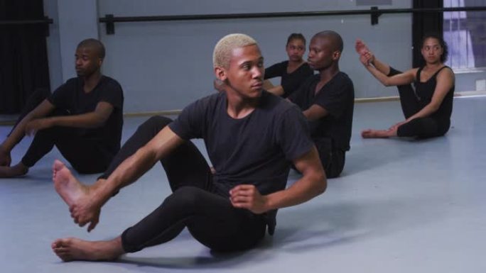 多民族的健身男女现代舞者练习舞蹈套路