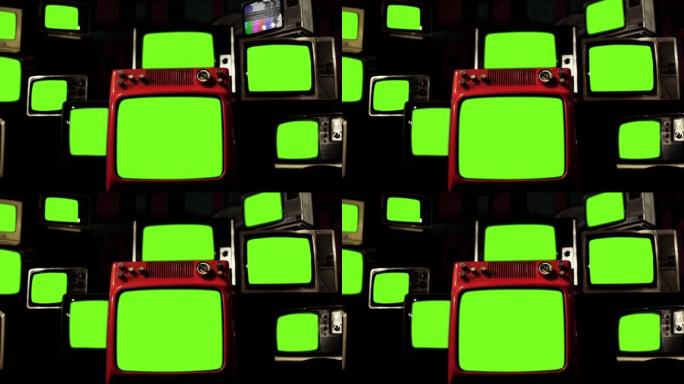 一堆带有绿色屏幕和彩条的复古电视。