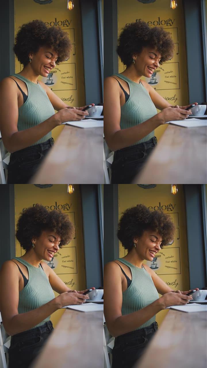女性顾客在咖啡店橱窗中使用手机短信的垂直视频