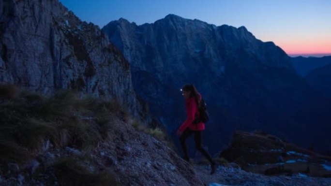 女徒步旅行者一大早在落基山小径上徒步旅行时欣赏风景