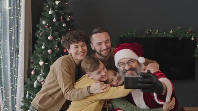 圣诞老人与幸福的家庭合影