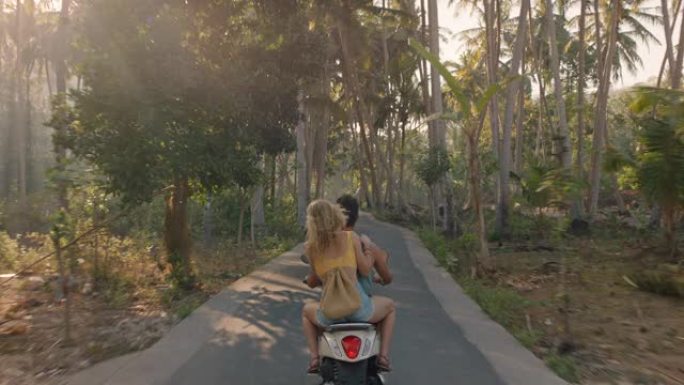 幸福的夫妇骑踏板车在热带岛屿女友与男友一起骑着摩托车玩得开心