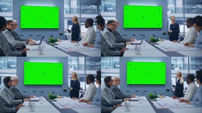 办公室会议室会议演示: 美丽的女商人谈话，使用绿屏色键墙电视。数字企业家向多民族投资者群体展示电子商
