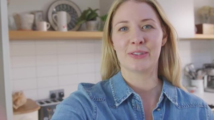 女人在社交媒体上拍摄关于厨房里家里食物的视频