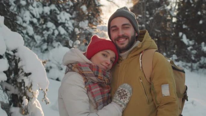冬季森林中幸福夫妇的肖像