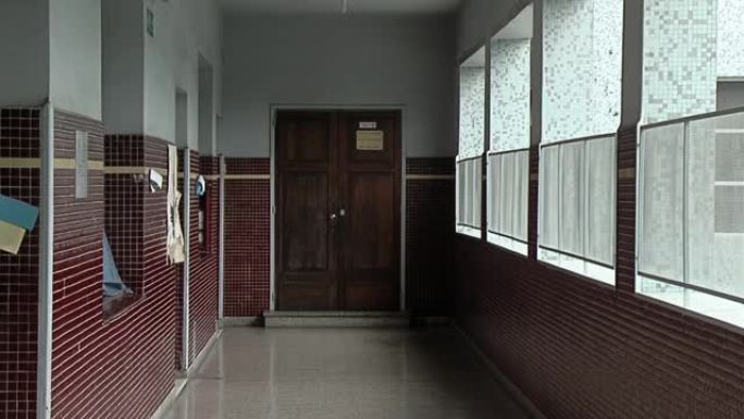 在新型冠状病毒肺炎封锁期间，阿根廷布宜诺斯艾利斯一所公立学校的一条空荡荡的学校走廊。