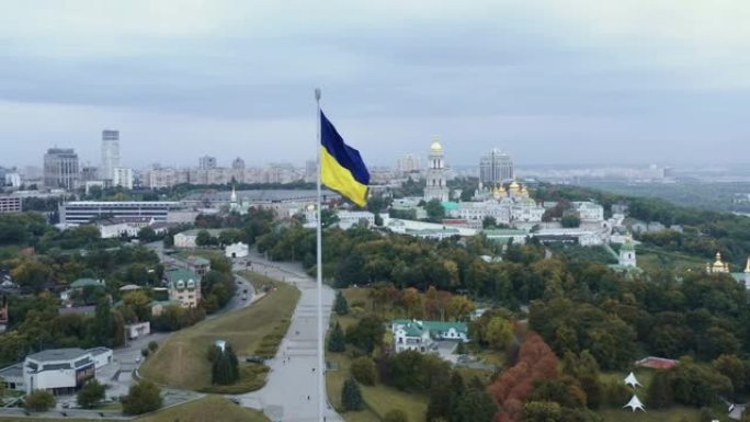 基辅佩切尔斯克拉夫拉附近巨大的乌克兰国旗的空中拍摄，美丽宁静的多云夏季城市遗产全景。