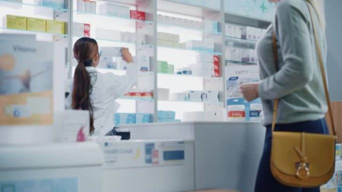 药房药房结帐柜台: 客户向找到药品包装的专业女药剂师提供处方，解释如何使用它，客户使用非接触式支付终