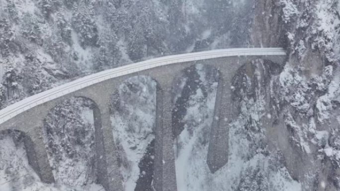 空中Landwasser高架桥冰川和Bernina快车，冬季下雪。