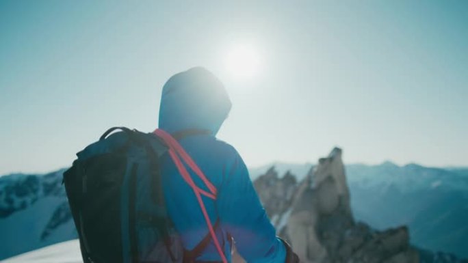 登山者探险家攀岩登顶