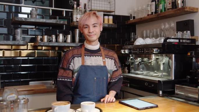 咖啡店收银台的咖啡师肖像