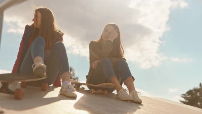十几岁的女孩在滑板公园放松