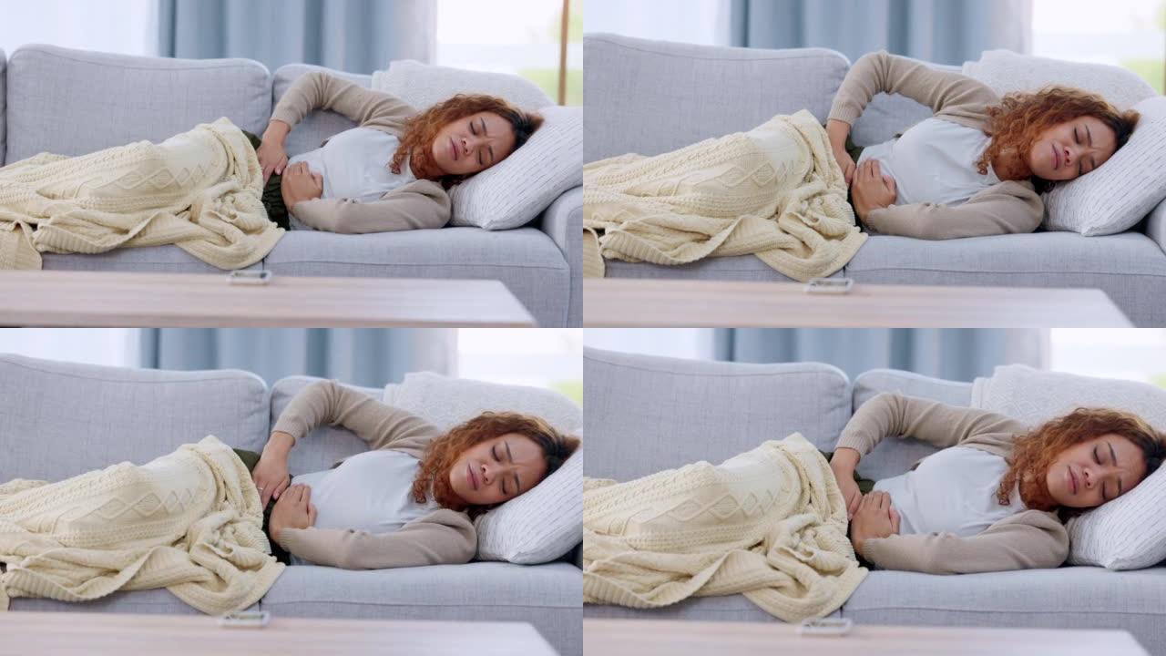 当女人揉着肚子躺在家里的沙发上时，生病，疼痛和严重的抽筋。女孩患有腹部和月经不适，感觉不适。腹部疼痛