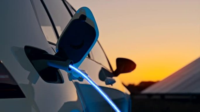 SLO MO通过电动汽车电缆为蓝色能量的电动汽车充电