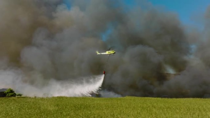 气候危机。气候变化。全球变暖。直升机扑灭一场由干旱和气候变化引起的火灾